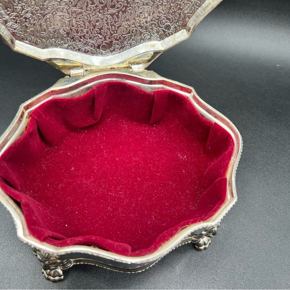 Vintage Lion Crest Jewelry Box w/Lion Claw Feet international Silver Co. Stamped - Picture 8 of 14